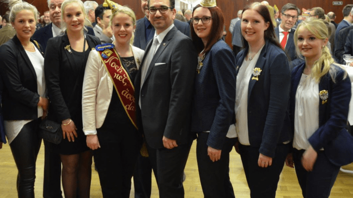 Guido Déus (Mitte) umgeben von Franzi Sprenger (rechts) und Mareike Piontek (links)